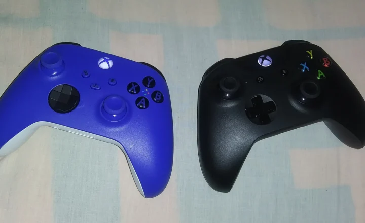 Illustrative photo: Xbox Series X and Xbox One wireless controllers; illustrative photo, not a newly announced product or game image.