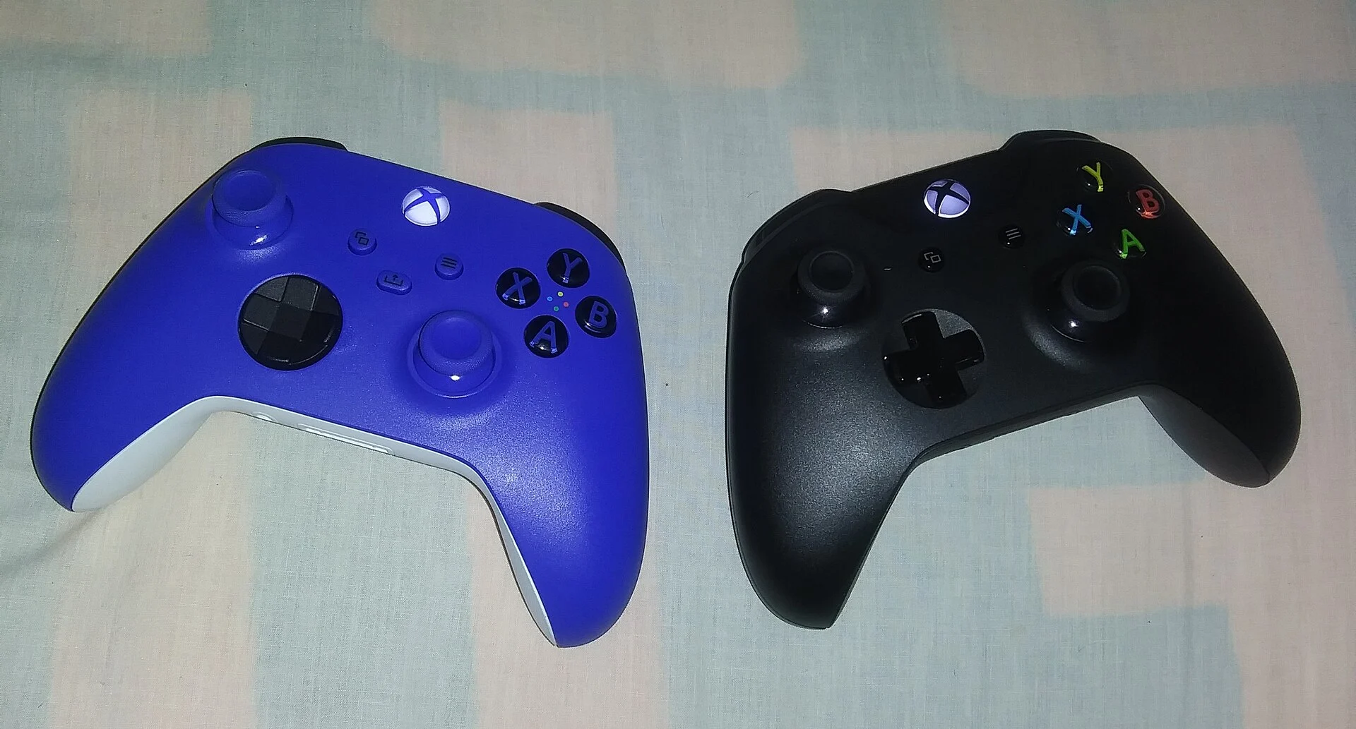 Illustrative photo: Xbox Series X and Xbox One wireless controllers; illustrative photo, not a newly announced product or game image.
